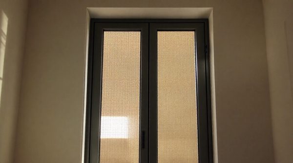 Fenêtre moustiquaire sans perçage : guide pratique d'installation